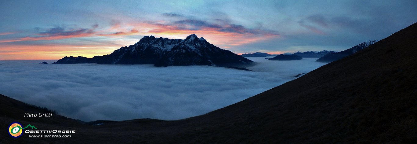 80 ultime luci del tramonto sopra la nebbia.jpg